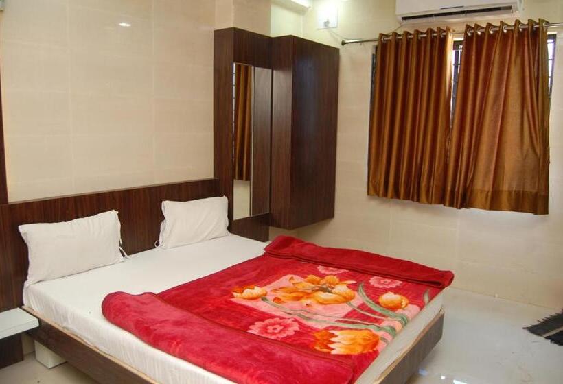 חדר קלאסי לשלושה, Milan