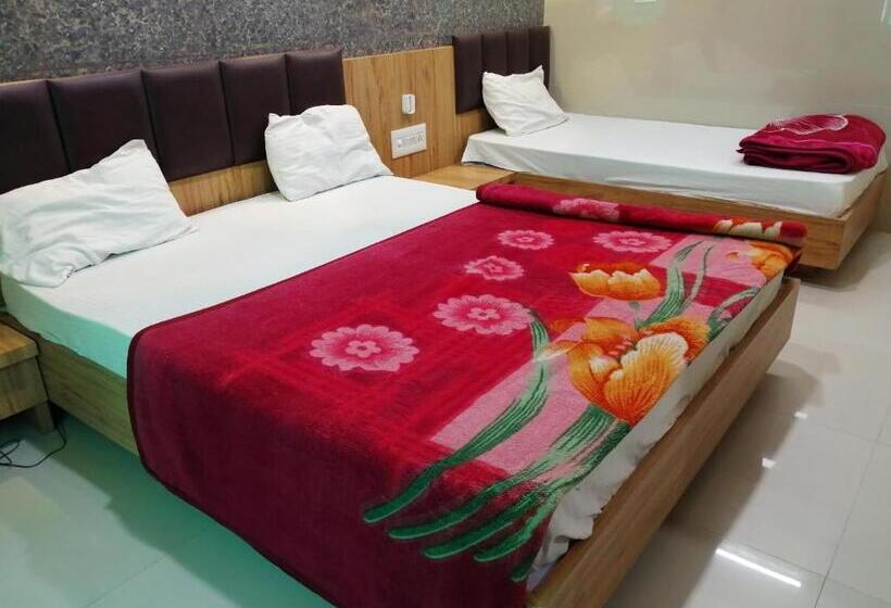 חדר קלאסי לשלושה, Milan