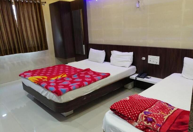 חדר קלאסי לשלושה, Milan