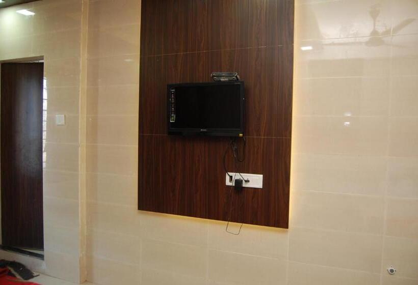 חדר קלאסי לשלושה, Milan