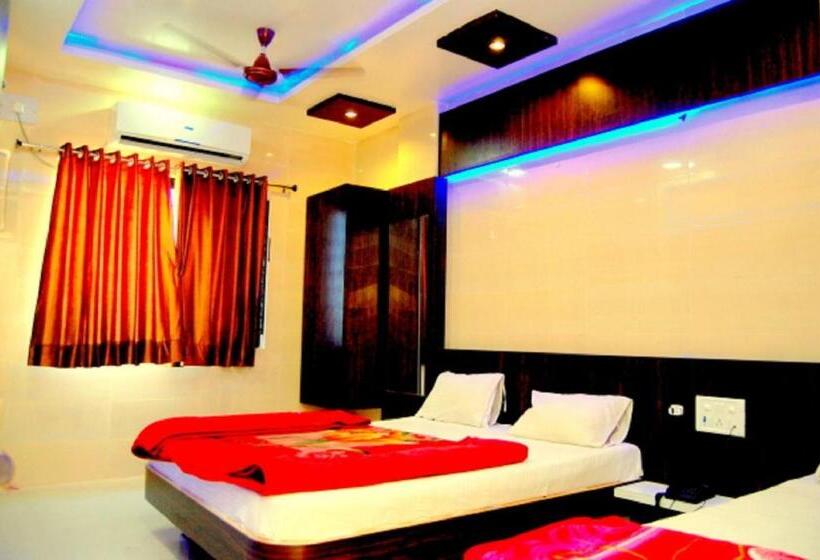 חדר קלאסי לשלושה, Milan