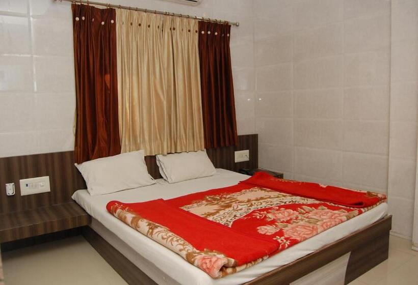 חדר קלאסי לארבעה, Milan