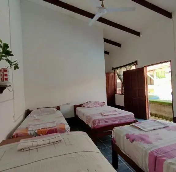 تختخواب در اتاق مشترک, El Curichal Hostel