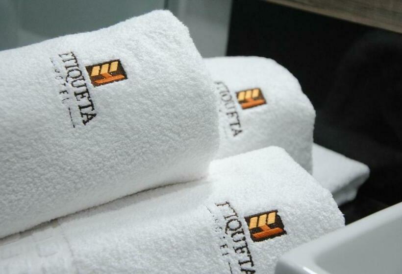 豪华房间, Etiqueta