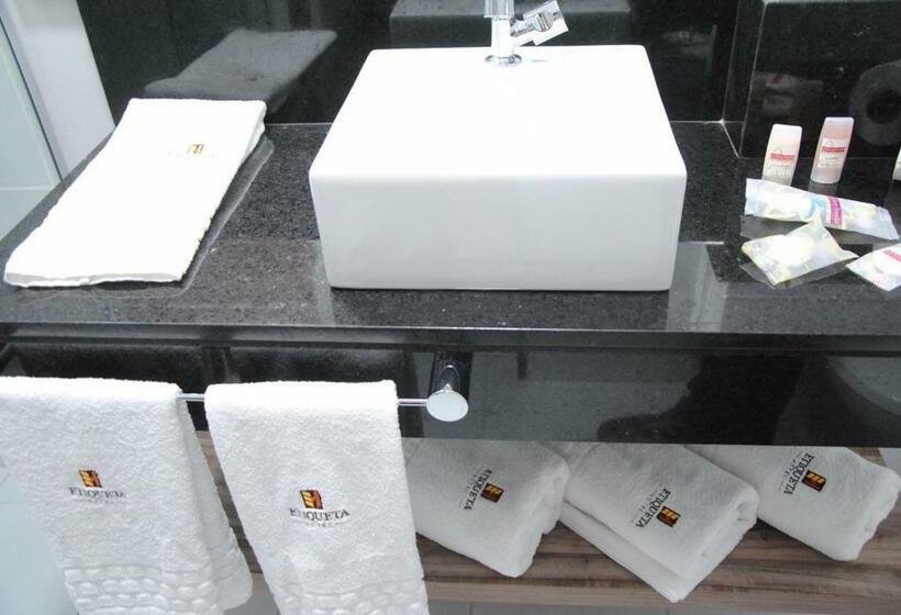 豪华房间, Etiqueta