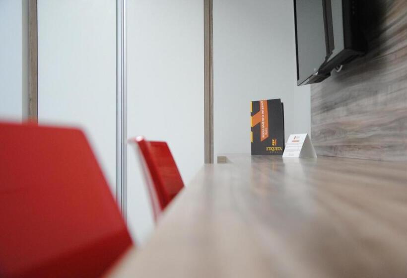 带阳台的三人标准间, Etiqueta