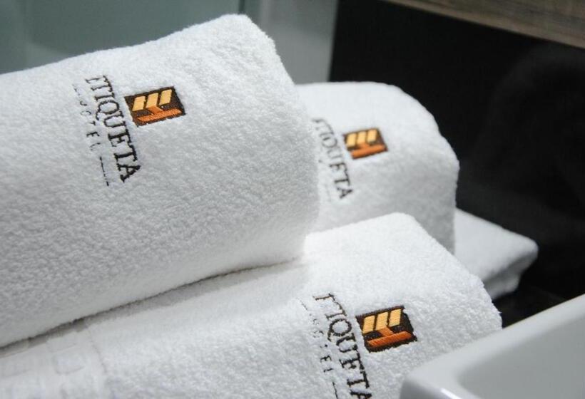 带阳台的三人标准间, Etiqueta