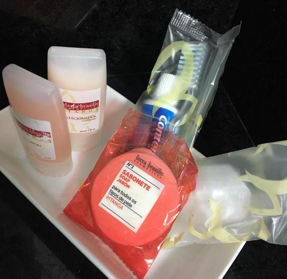 带阳台的三人标准间, Etiqueta