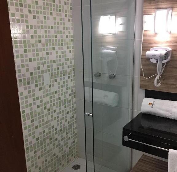 带阳台的三人标准间, Etiqueta