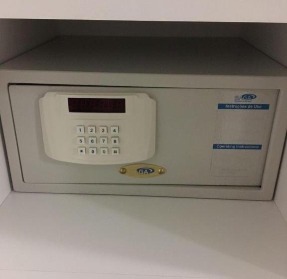 带阳台的三人标准间, Etiqueta