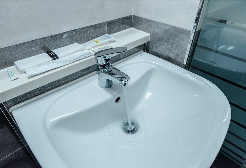 غرفة قياسية, Leslie