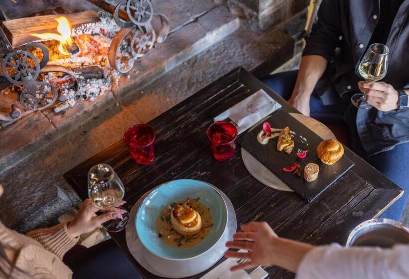 バス共有のスタンダードルーム, Le Coucou Hotel Restaurant & Lounge Bar