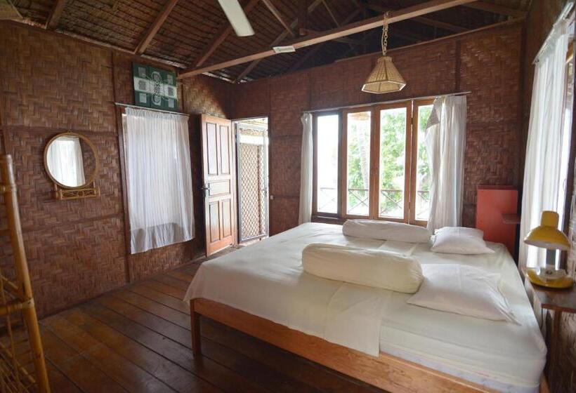 בקתה סטנדרטית עם נוף לים, Freddies Santai Sumurtiga