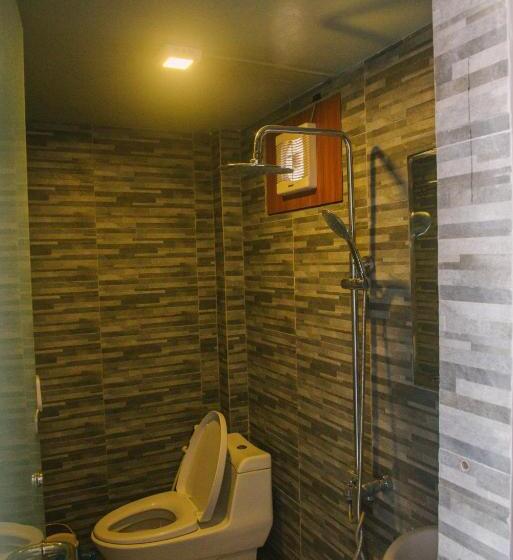 חדר אקונומי, Freddies Santai Sumurtiga