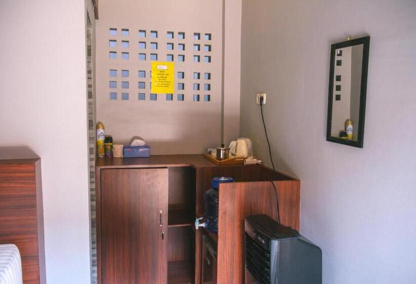 חדר אקונומי, Freddies Santai Sumurtiga