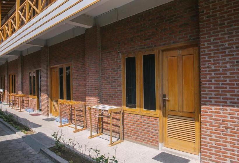 חדר אקונומי, Freddies Santai Sumurtiga