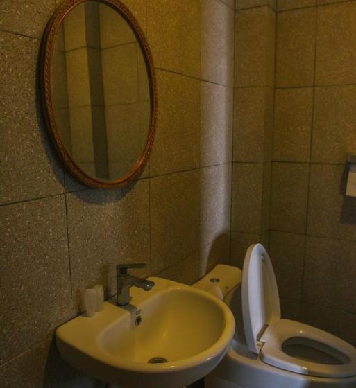 חדר משפחתי דלוקס, Freddies Santai Sumurtiga