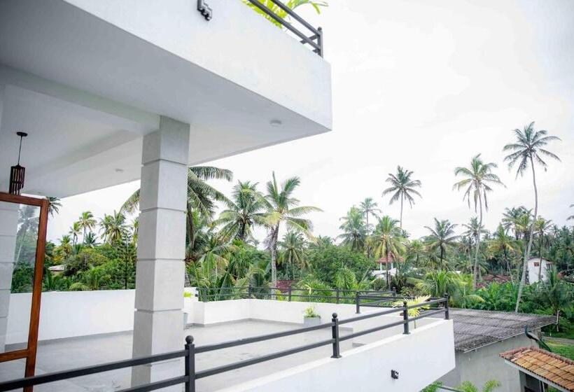 חדר דלוקס עם מרפסת, Hirigala Beach Resort