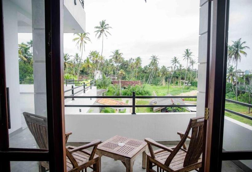 オーシャンビューデラックスルームバルコニー付き, Hirigala Beach Resort