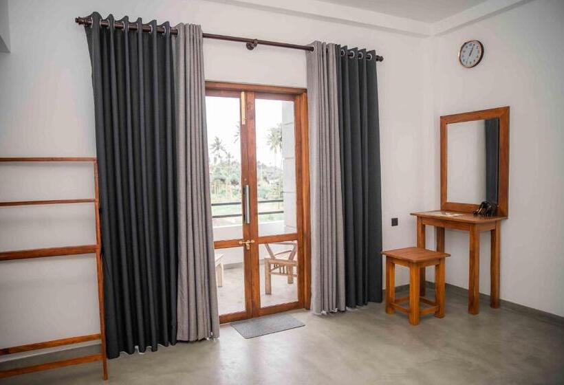 חדר דלוקס עם מרפסת, Hirigala Beach Resort