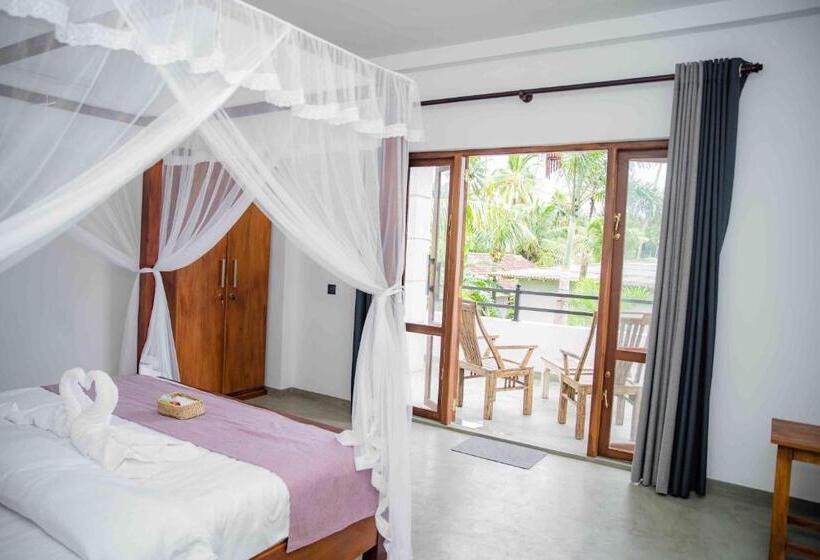 オーシャンビューデラックスルームバルコニー付き, Hirigala Beach Resort