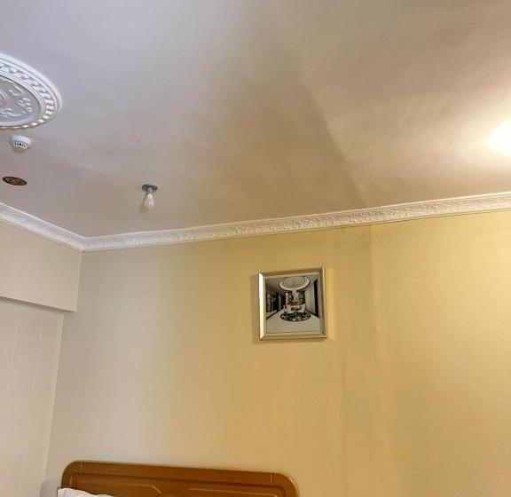 Полулюкс, منارة المدينة