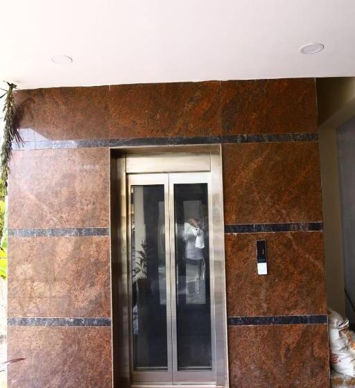 이코노미 룸, Gokulam Grand