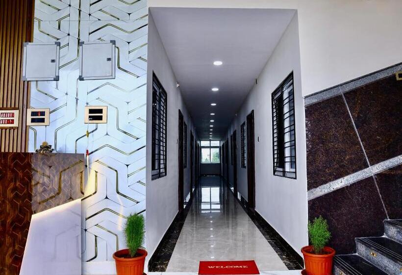 디럭스 룸, Gokulam Grand