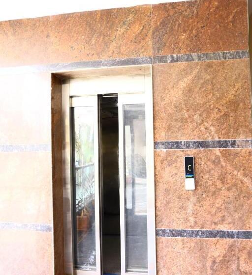 이코노미 룸, Gokulam Grand