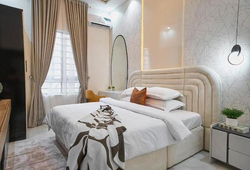 2 Bedroom Family Apartment with Views, Cozy Lodge