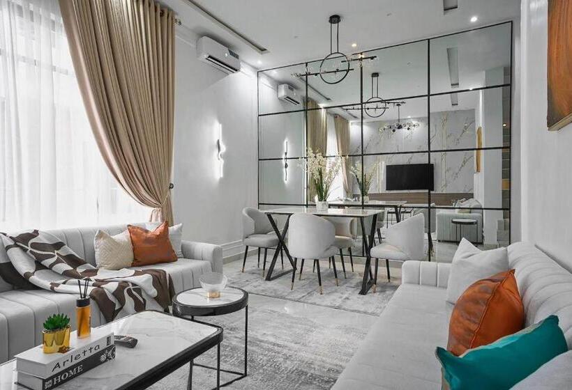 2 Bedroom Family Apartment with Views, Cozy Lodge