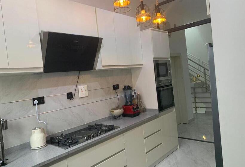 2 Bedroom Family Apartment with Views, Cozy Lodge