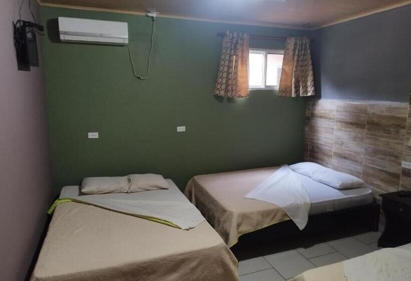 غرفة قياسية ثلاثية, The Journey Hostel