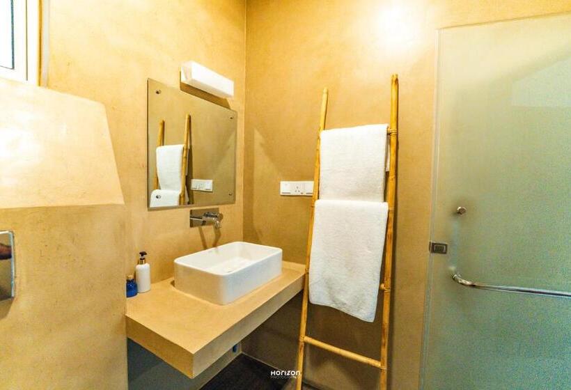 豪华海景房, 50 By The Sea