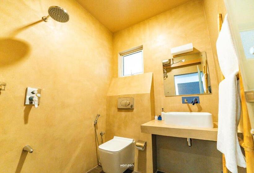 豪华海景房, 50 By The Sea