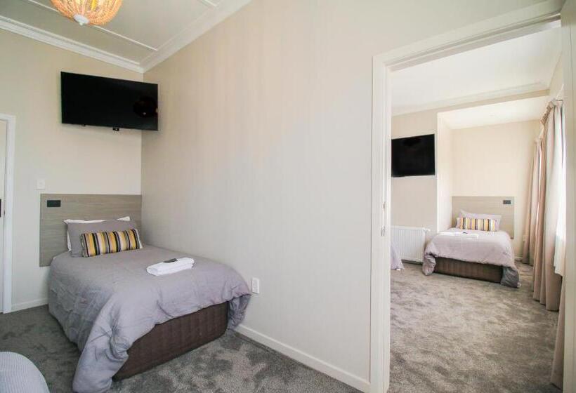 اتاق لوکس خانوادگی, Whitehouse