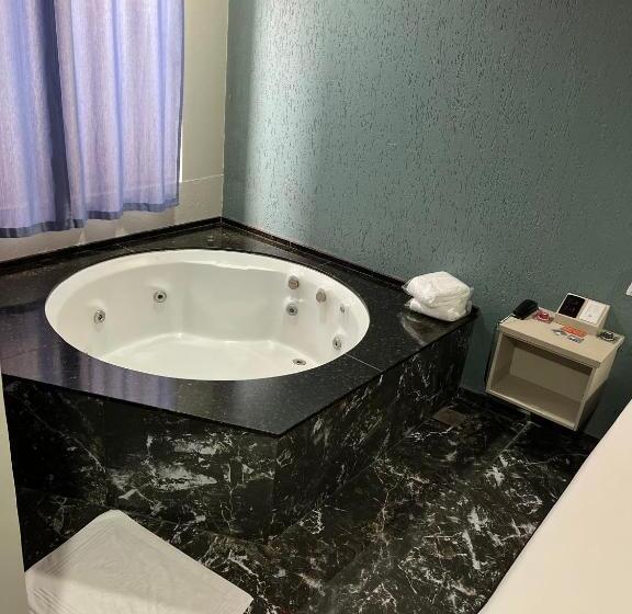 디럭스 룸 킹사이즈 침대, Motel Bughaville