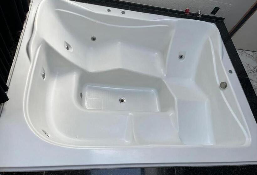 デラックスルーム, Motel Bughaville