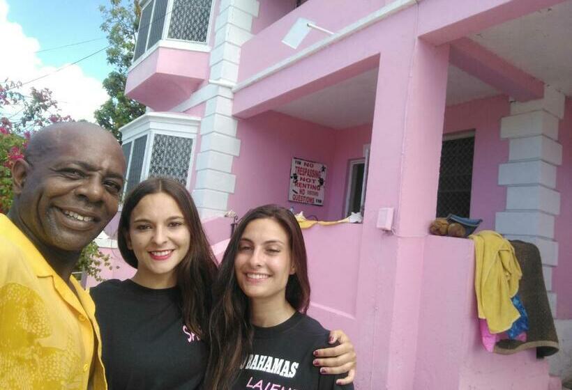 اتاق خانوادگی با چشم‌انداز دریا, Da Pink And White Palace