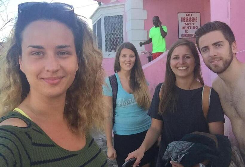 اتاق خانوادگی با چشم‌انداز دریا, Da Pink And White Palace