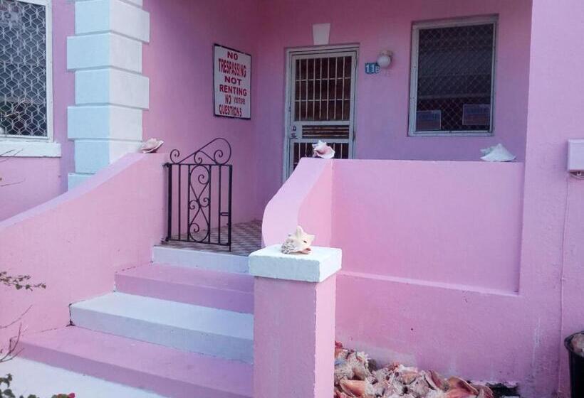 اتاق خانوادگی با چشم‌انداز دریا, Da Pink And White Palace