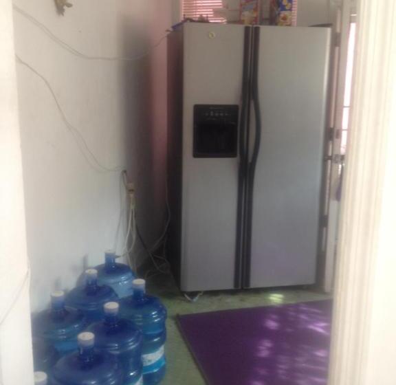 اتاق خانوادگی با چشم‌انداز دریا, Da Pink And White Palace