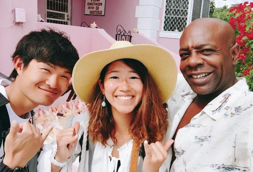 اتاق خانوادگی با چشم‌انداز باغ, Da Pink And White Palace