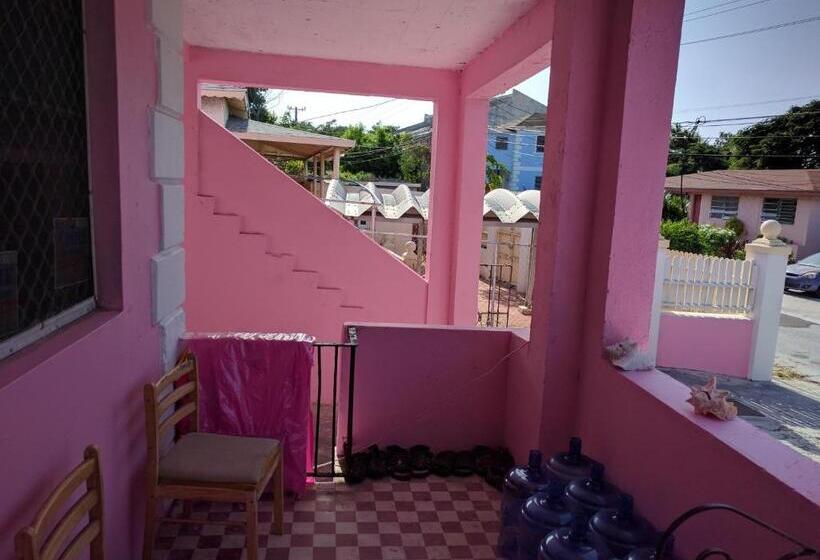 اتاق خانوادگی با چشم‌انداز باغ, Da Pink And White Palace