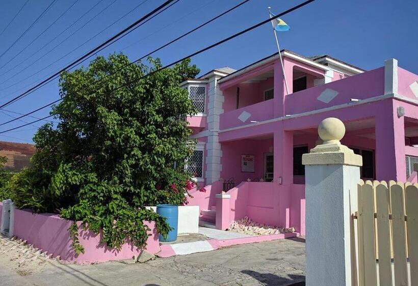 اتاق خانوادگی با چشم‌انداز دریا, Da Pink And White Palace