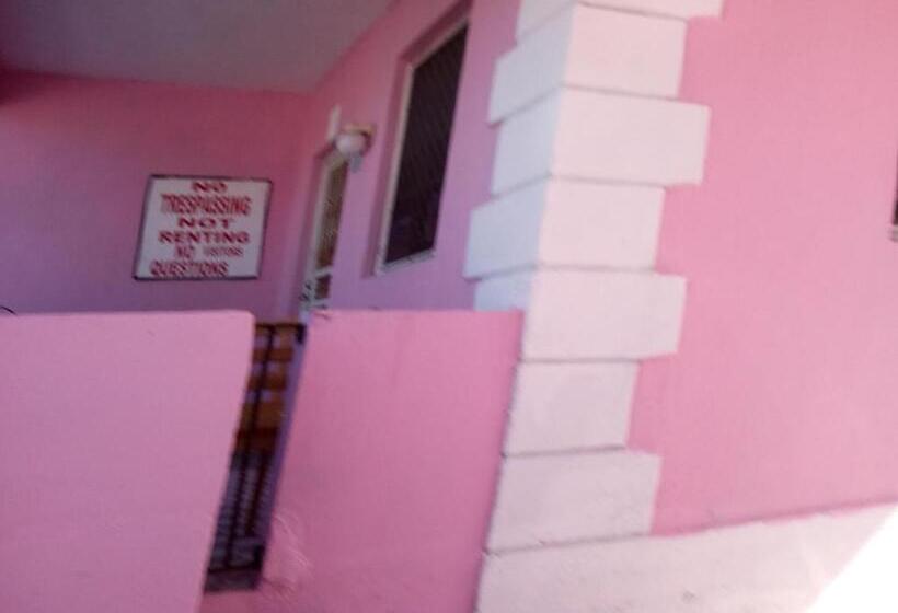 اتاق خانوادگی با چشم‌انداز دریا, Da Pink And White Palace