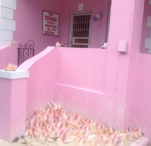 اتاق خانوادگی با چشم‌انداز دریا, Da Pink And White Palace