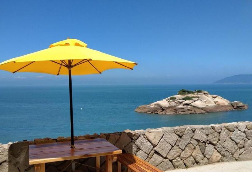 Triple Room Sea View, Chinbe D.s House B&b