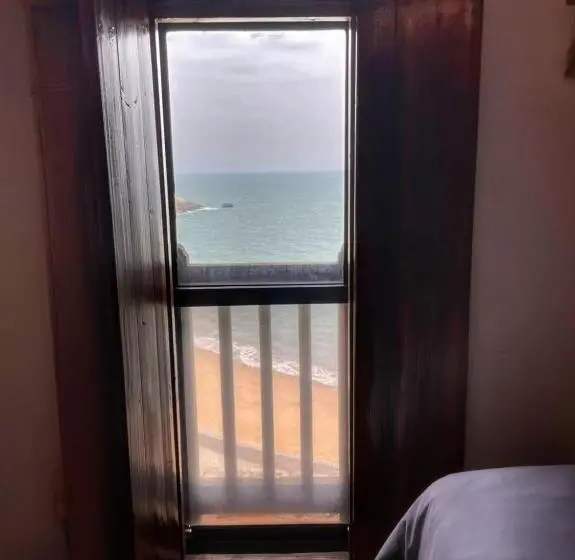 اتاق خانوادگی, Chinbe D.s House B&b