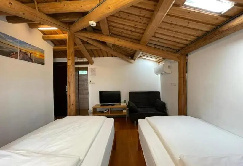 اتاق خانوادگی, Chinbe D.s House B&b